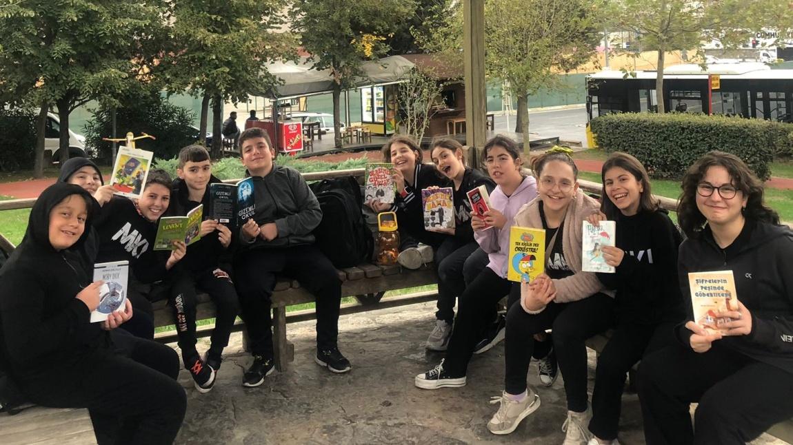 ÇEDES projesi kapsamında projeden sorumlu öğrencilerimizle “Şehirde Kitap Okuma” etkinliği düzenledik.