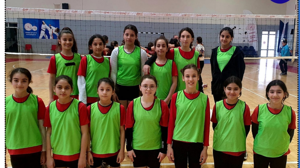 Okullar arası Küçük Kız Voleybol müsabakalarında okul takımımız grup maçlarında başarı göstererek bir üst tura geçmeye hak kazanmıştır. 