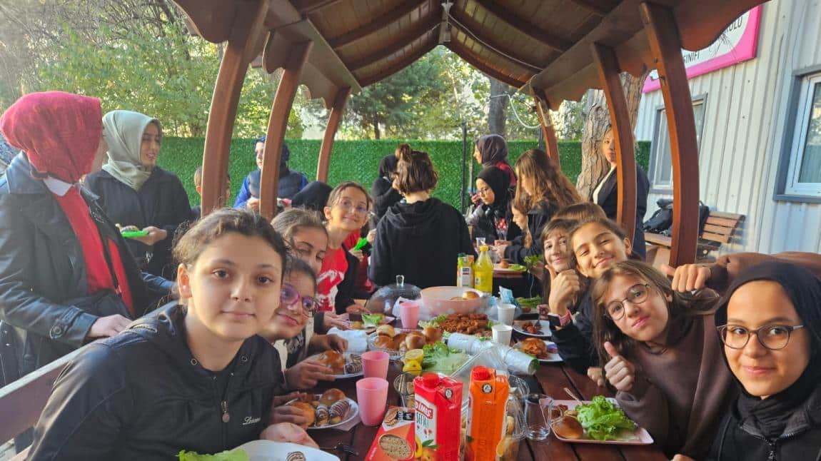 ÇEDES projesi kapsamında kulüp öğrencilerimizle başlangıç olarak yemekli tanışma etkinliği düzenledik.