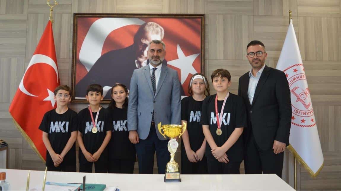 Geleneksel Okçuluk İstanbul İl birinciliği alan öğrencilerimiz Kartal İlçe Milli Eğitim Müdürü Mustafa Kıraç’ı makamında ziyaret ettiler. 