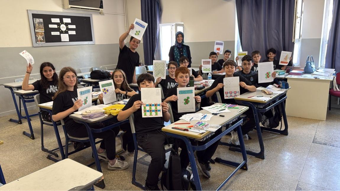 6/AD sınıfımızla İslam Sanatında Geometrik Desenler Atölyesi yaptık.
