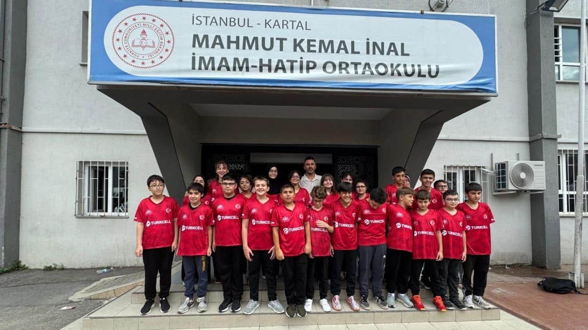Medeniyet okumalarında gönüllü olan Mahmut Kemal İnal İmam Hatip ortaokulu öğrencilerimiz, Valiliğimiz tarafından gönderilen Milli Takım formaları hediyelerini aldılar. 